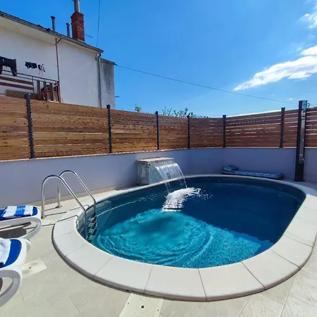 Villa Pop Sleeps 3 With Pool *