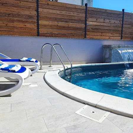 Villa Pop Sleeps 3 With Pool Zara