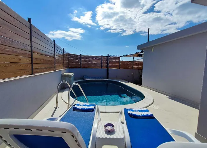 Pop Sleeps 3 With Pool