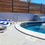 Villa Pop Sleeps 3 With Pool Zadar