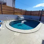 Villa Pop Sleeps 3 With Pool *