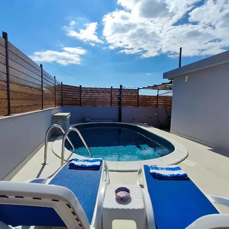 Villa 1 Bedroom Sleeps 3 - Outdoor Pool