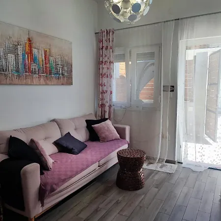 1 Bedroom Sleeps 3 - Outdoor Pool *