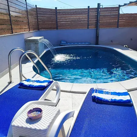 Pop Sleeps 3 With Pool וילה