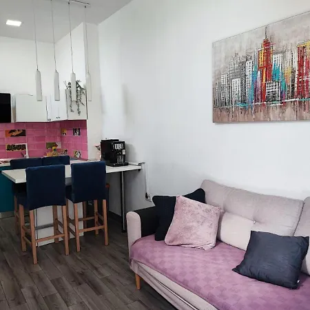1 Bedroom Sleeps 3 - Outdoor Pool *