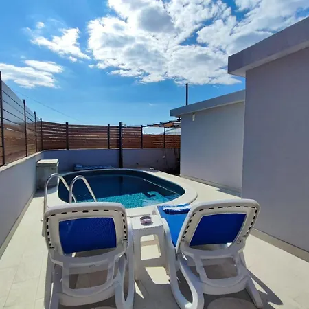 1 Bedroom Sleeps 3 - Outdoor Pool فيلة *