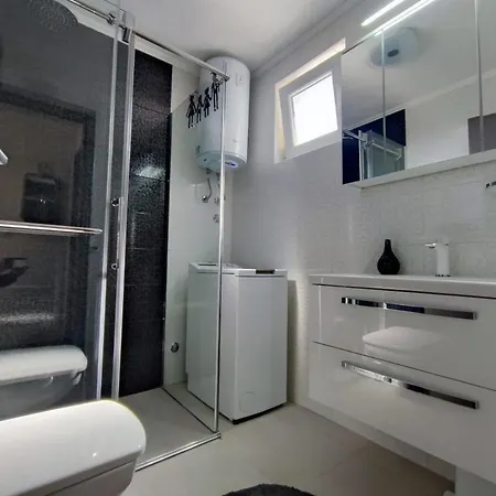 1 Bedroom Sleeps 3 - Outdoor Pool *