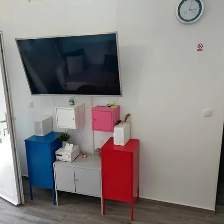 1 Bedroom Sleeps 3 - Outdoor Pool * زادار