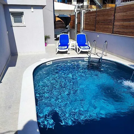 1 Bedroom Sleeps 3 - Outdoor Pool *