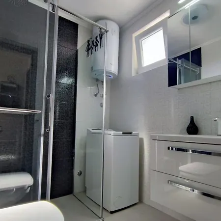 1 Bedroom Sleeps 3 - Outdoor Pool Вілла