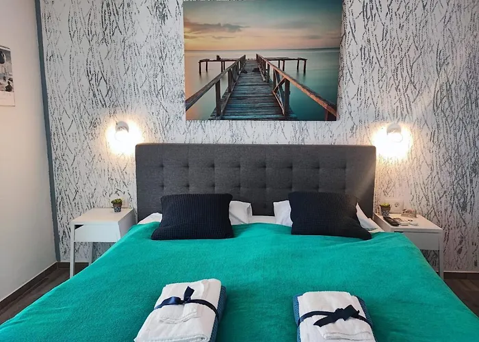 Villa Pop Sleeps 3 With Pool *