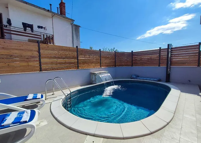 Pop Sleeps 3 With Pool *